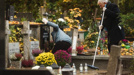 Na cmentarzu w Sopocie posprzątali groby bezdomnych