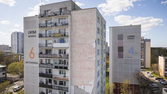 Na Morenie z bloku odpadła elewacja. Ubytek ma wysokość... kilku pięter