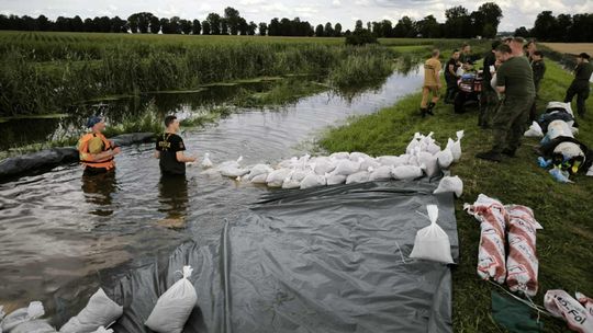 Prace przy wałach rzeki Tina w powiecie sztumskim po sierpniowych deszczach