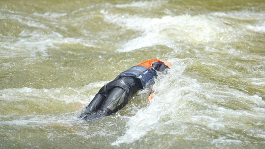 Na Żuławach strażacy wyłowili z Wisły ciało mężczyzny