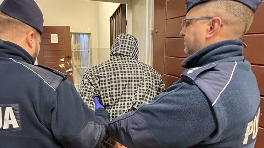 Nachodził byłą partnerkę i jej groził. W przypływie furii wybił ręką szybę