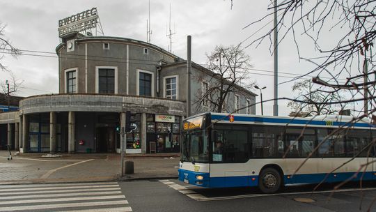 trolejbus, w tle dworzec PKP Gdynia Główna