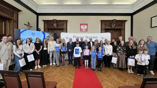 Najlepsi sportowcy powiatu słupskiego nagrodzeni stypendiami najlepsi sportowcy powiatu słupskiego w 2025 roku