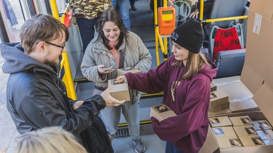 Przez centrum Gdańska przejechał tramwaj z rogalami świętomarcińskimi