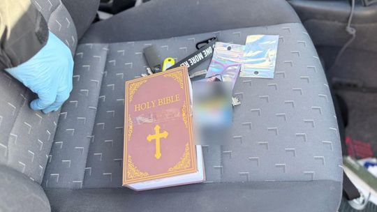 Wejherowo: Narkotyki miał ukryte... w Biblii. 29-latek zatrzymany po pościgu