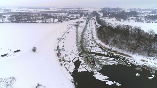 lodołamacze ponownie kruszą lód na Wiśle
