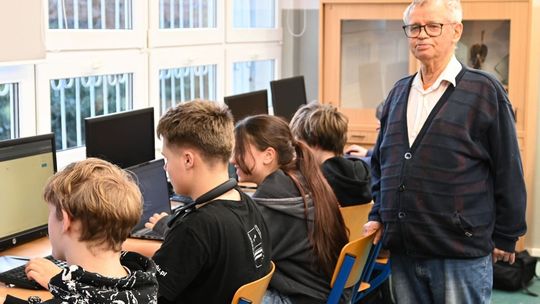 Netflix nakręci film o Wielkim Szu - nauczycielu informatyki z gdyńskiej trójki - Ryszardzie Szubartowskim