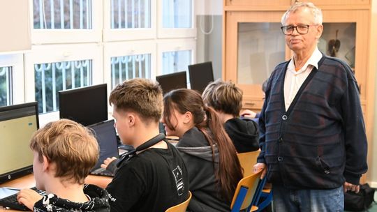 Netflix nakręci film o Wielkim Szu - nauczycielu informatyki z gdyńskiej trójki - Ryszardzie Szubartowskim