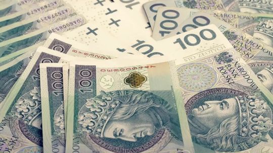 Senior stracił blisko 300 tysięcy złotych - dał się oszukać na fikcyjne akcje Orlenu