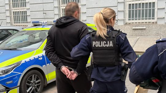 Nie mógł wsiąść, bo autobus miał przerwę. W złości chwycił kamień i zbił szybę Gdańsk: Rzucił kamieniem i zbił szybę w autobusie