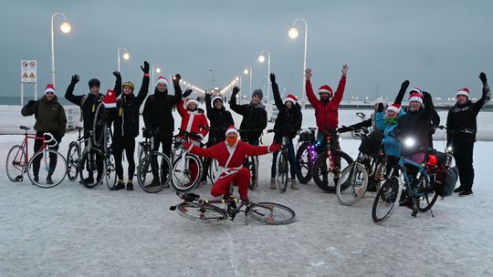 Nie na saniach, a na rowerach! Mikołaje z AWFiS ruszyli w trasę