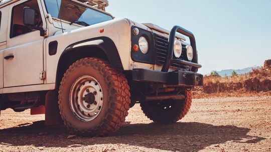 Nie tylko dla off-roadu. Zobacz, gdzie w codziennej pracy przydają się nowoczesne wyciągarki samochód, zdjęcie ilustracyjne