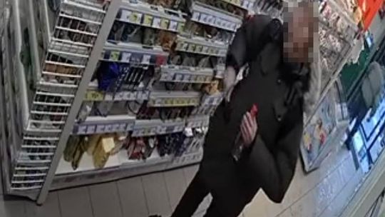 Niebezpieczna sytuacja w gdyńskim sklepie. Mężczyzna wstrzykiwał nieznaną substancję do butelki z octem! mężczyzna, który wstrzykiwał nieznaną substancję do butelki z octem w Gdyni