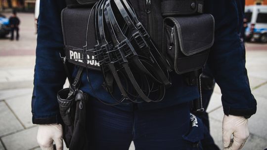 Niebezpieczny incydent w gdańskiej szkole! Wyborca groził wolontariuszowi nożem