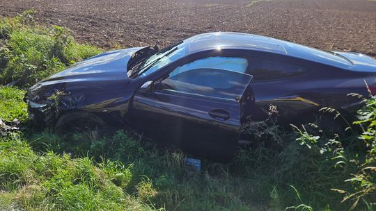 Niebezpieczny wypadek w powiecie puckim. Jedna osoba zakleszczona w pojeździe