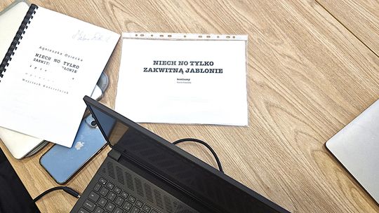 „Niech no tylko zakwitną jabłonie”, czyli historia Polski w piosenkach – przed premierą  w Słupsku