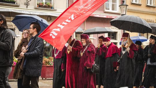Niech żyje nauka, czyli parada pomorskich uczelni przeszła ulicą Długą w Gdańsku