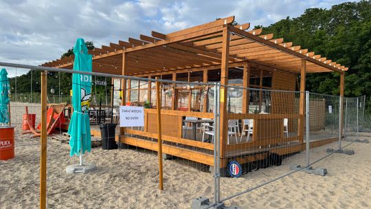 Nielegalny beach bar na plaży w Jelitkowie. Gdańsk stawia płot i wzywa do rozbiórki