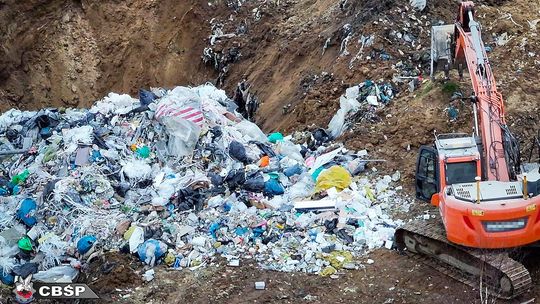 Nielegalny proceder na Pomorzu! Pod osłoną nocy zakopywali śmieci przy budowie S6 nielegalne odpady przy budowie S6 na Pomorzu