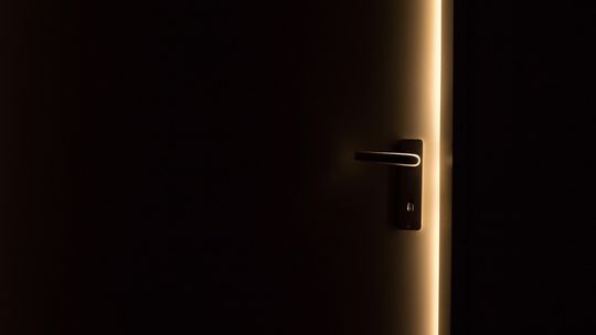 Lębork: Myśleli, że włamywacze zatrzasnęli ich w sypialni. Powodem zamieszania... zepsuta klamka