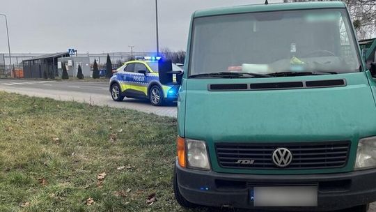 Nietypowy wypadek w Lęborku. Pasażerka wypadła z samochodu na zakręcie! samochód, z którego w Lęborku wypadła 58-latka