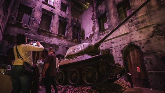 Noc z historią w tle. Muzeum II Wojny Światowej przyciągnęło tłumy podczas 21. Nocy Muzeów