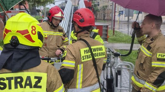 Nocna ulewa zniszczyła dach kamienicy w Tczewie. Mieszkańcy zostali ewakuowani