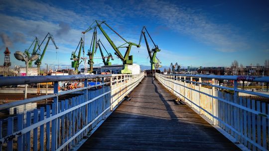 Uwaga kierowcy! Nocny montaż kładki przy SKM Gdańsk Stocznia