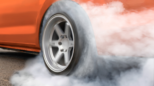 Nowe przepisy wyciszą Trójmiasto? Surowe kary za nielegalne wyścigi i drift