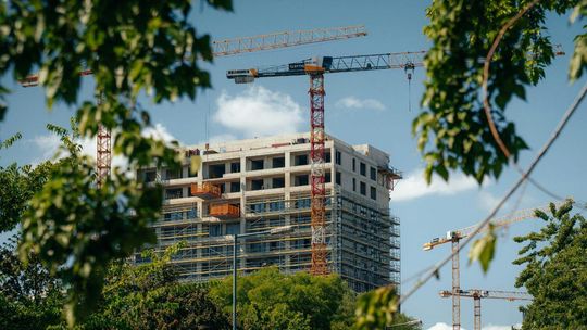 budowa bloku mieszkalnego, zdjęcie ilustracyjne