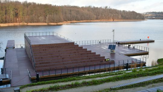 Nowoczesne kąpielisko w Kartuzach już otwarte! Zobacz, jak zmieniło się Jezioro Klasztorne Duże po wielomilionowej inwestycji kąpielisko nad Jeziorem Klasztornym Dużym, Kartuzy