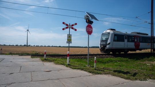 Przy przejazdach kolejowych na Pomorzu staną inteligentne znaki