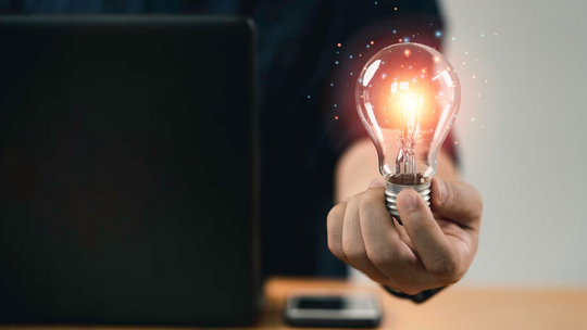 żarówka, pomysł, zdjęcie ilustracyjne