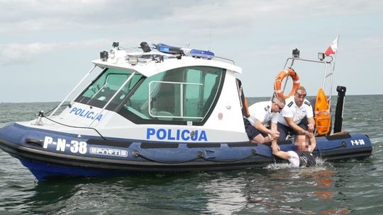 O krok o tragedii w Zatoce Gdańskiej! Spadł ze skutera wodnego. Nie miał siły dopłynąć