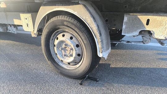 policyjne pałki zabezpieczające staczający się samochód, Gniew 2026