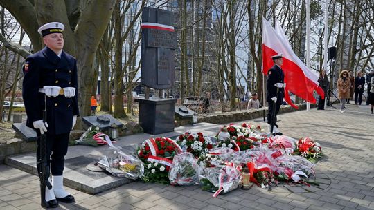 posterunek honorowy przy Pomniku Ofiar Katynia podczas uroczystości z okazji Dnia Pamięci Ofiar Zbrodni Katyńskiej, Gdynia 2026