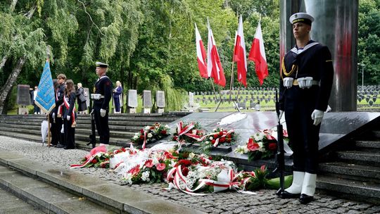 posterunek honorowy i poczet sztandarowy pod Pomnikiem Obrońców Wybrzeża na Cmentarzu Wojennym w Redłowie podczas uroczystości z okazji 87. rocznicy wybuchu II wojny światowej
