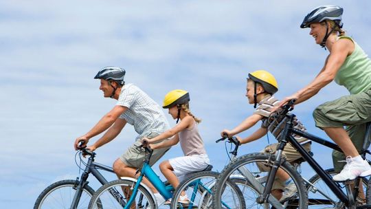 Obowiązkowe kaski dla rowerzystów. Wiceminister ujawnia plan