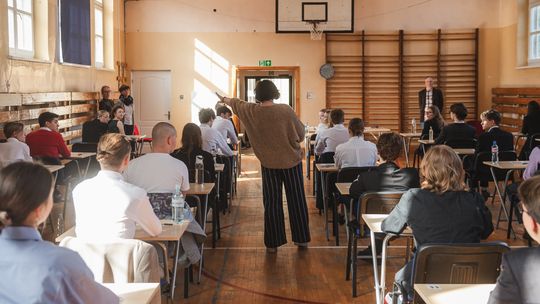 Egzaminy maturalne 2026 rozpoczną się 4 maja o godzinie 9. Do tegorocznego maratonu egzaminacyjnego przystąpi około 320 tysięcy uczniów. Centralna Komisja Egzaminacyjna opublikowała szczegółowy harmonogram matur podstawowych, rozszerzonych oraz egzaminów ustnych.