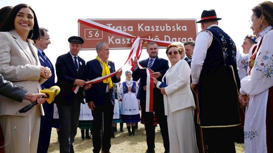 odsłonięcie pierwszej dwujęzycznej tablicy na Trasie Kaszubskiej