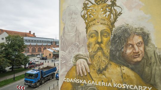 W Gdańsku odsłonięto mural Kosycarzy. Legendarni fotoreporterzy uwiecznieni na ścianie kamienicy
