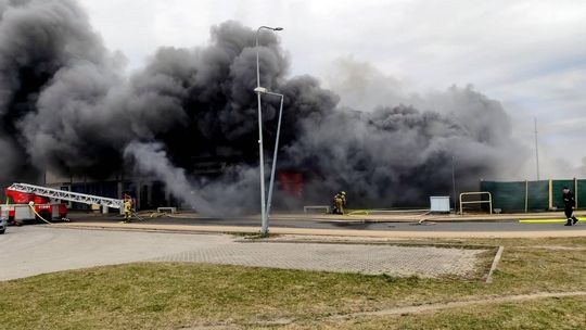 Ogromny pożar marketu w Czersku! Trwa akcja gaśnicza i ewakuacja mieszkańców Ogromny pożar marketu w Czersku! Trwa akcja gaśnicza i ewakuacja mieszkańców