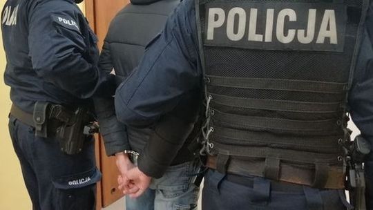 Okradł salon gier, potem uderzył policjanta łomem