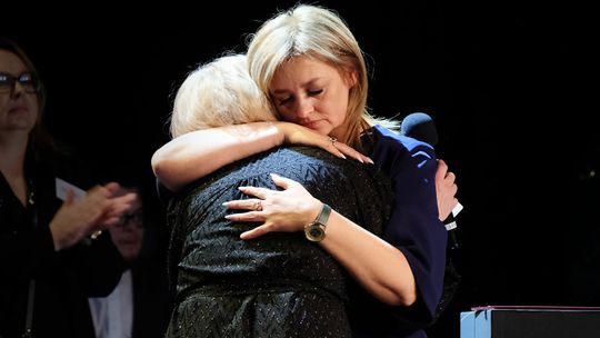 Okulary ks. Kaczkowskiego dla Joanny Warczak z Chojnic. Nagroda OKOcelebryty dla Anny Dereszowskiej