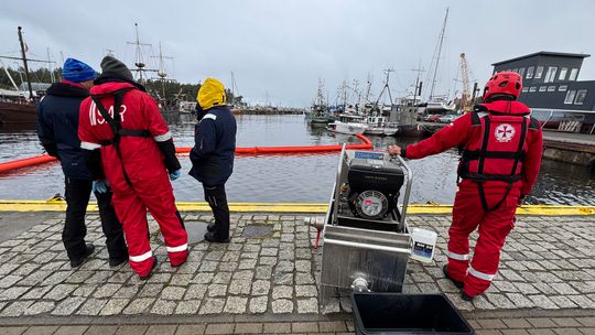 Olbrzymia plama substancji ropopochodnej na redzie portu Ustka. Usuwali ją ratownicy SAR