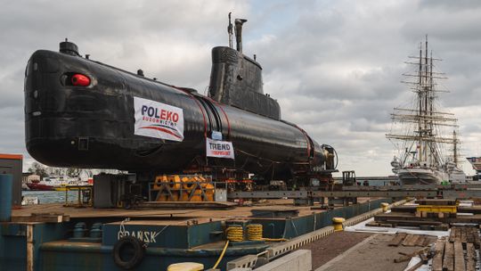 ORP Sokół przeniesiony z pontonu na platformy kołowe, teraz okręt czeka na podróż do muzeum