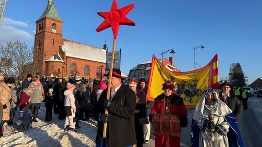 Orszak Trzech Króli w Sierakowicach. Na finał kolędy po polsku i po kaszubsku Orszak Trzech Króli w Sierakowicach. Na finał kolędy po polsku i po kaszubsku