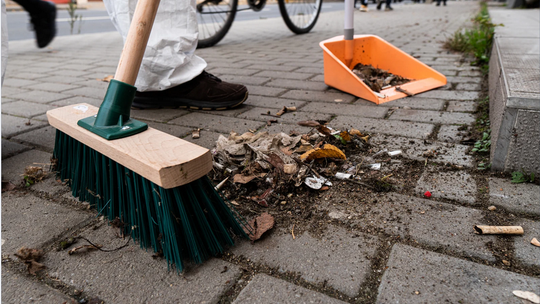 Sprzątanie Chojnic po zimie z pomocą więźniów. Pomogą też w sytuacjach kryzysowych