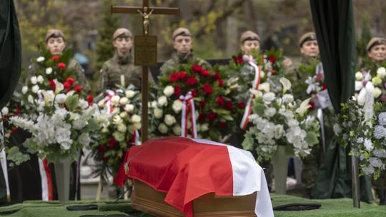 Ostatnie pożegnanie Komandora Romana Rakowskiego. Spoczął w alei zasłużonych