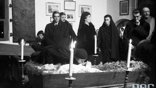 Jak Kaszubi żegnali zmarłych? Zatrzymywano zegary, zasłaniano lustra i czuwano całą noc